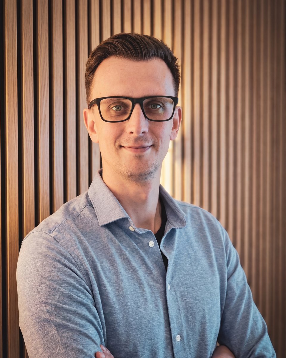Danilo à Tellinghusen, Autor der TinyWorlds Mitmachbücher, vor einer Holzwand
